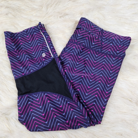Roxy Chevron Pattern Cropped Elastic Waistband Leggings - Picture 1 of 9